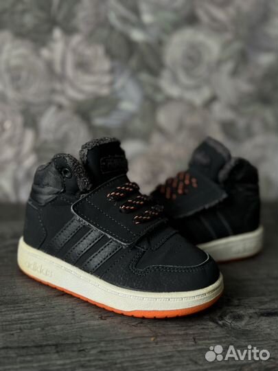 Демисезонные кроссовки Adidas 22