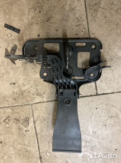 Крюк капота Audi A4 B8 8T0823480