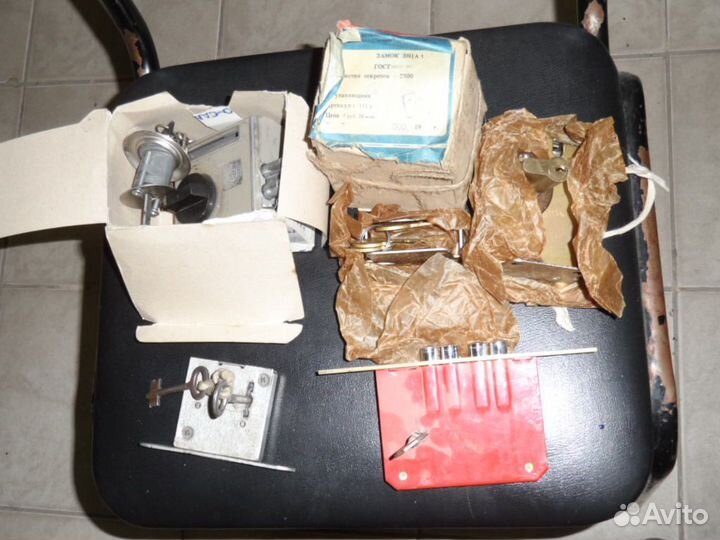 Замок дверной накладной