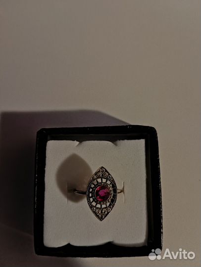 Золотое кольцо с бриллиантом