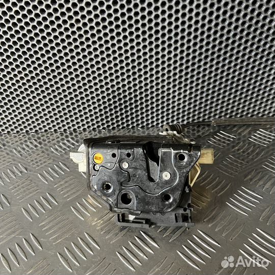 Замок двери Volkswagen Passat