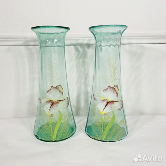 Пара ваз антикварных с ирисами XX века