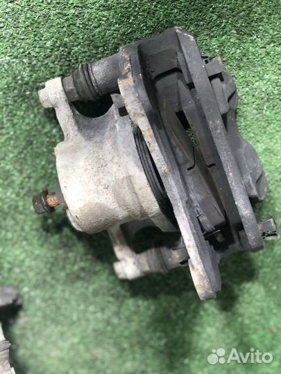 Суппорт передний левый toyota rav4 xa10