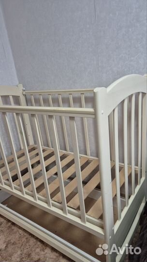 Детская кроватка с маятником