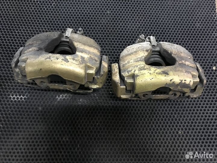 Суппорт передний Volkswagen Touareg