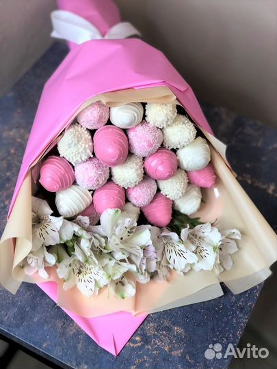 Клубничный букет с цветами Самара