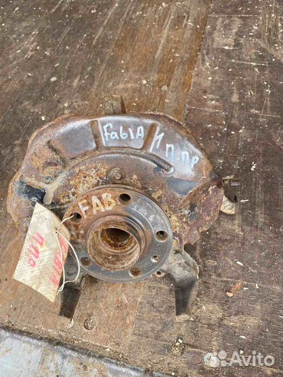 Поворотный кулак передний правый Skoda Fabia 1