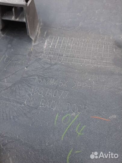 Накладка дверь багажника левая Mitsubishi Pajero 4