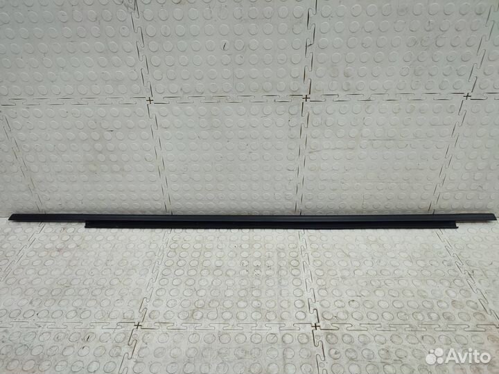 Уплотнитель стекла двери задний правый Лада Гранта