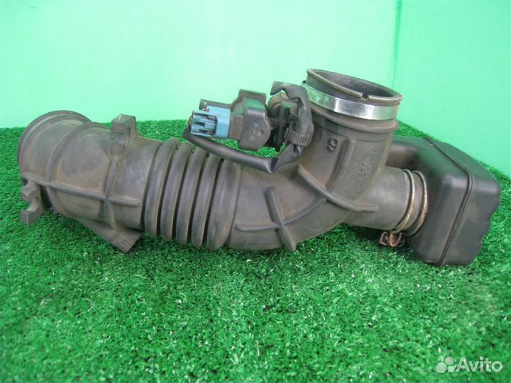 Патрубок воздушного фильтра Toyota Avensis T25 20