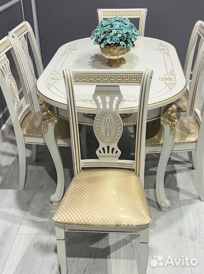 Стол и стулья в гостиную. В наличии