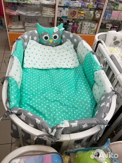 Детская кроватка с маятником белая