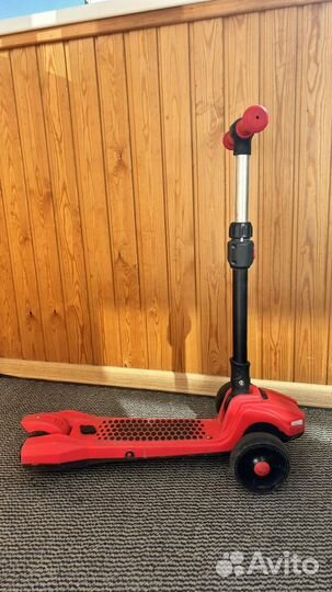 Самокат трехколесный