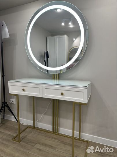 Гримерное зеркало со столом