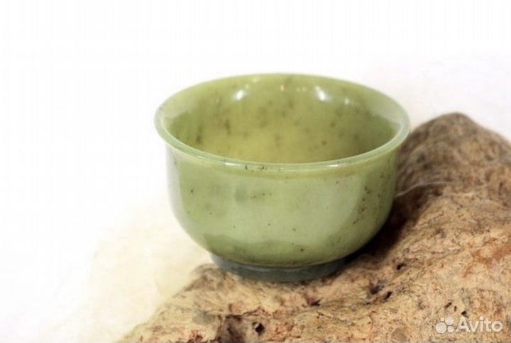 Пиала из салатового нефрита