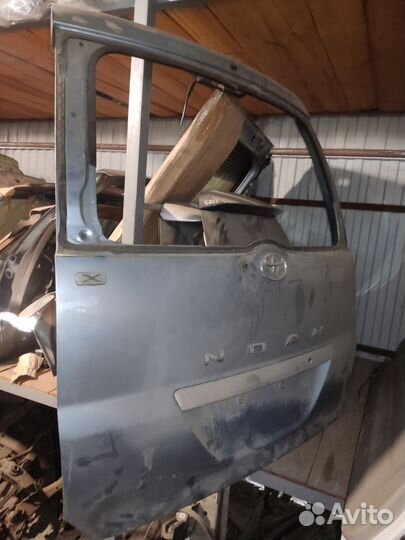 Крышка багажника Toyota Noah AZR60