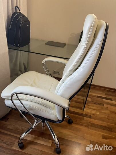 Офисное кожаное кресло белое