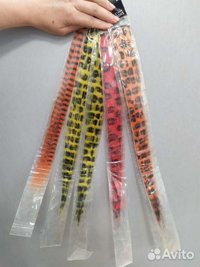 Пряди волос на заколках