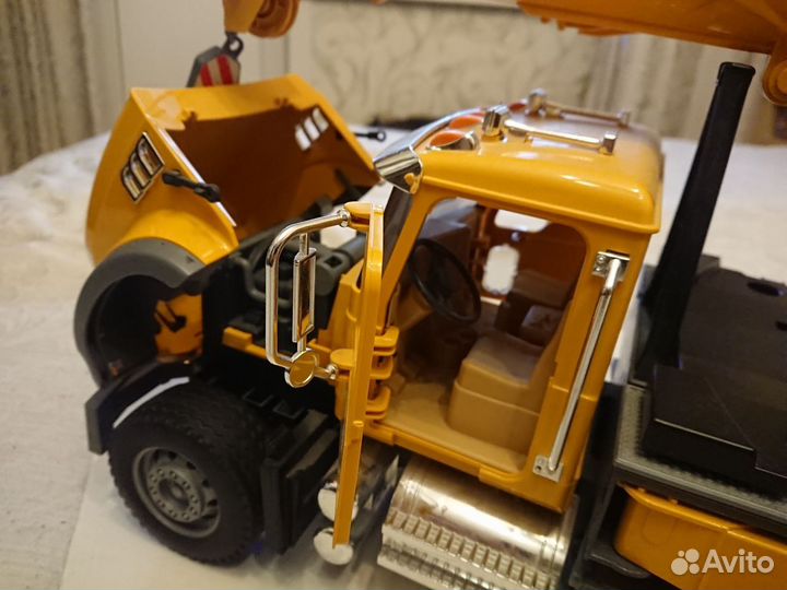 Автокран mack (производство bruder) 1:16