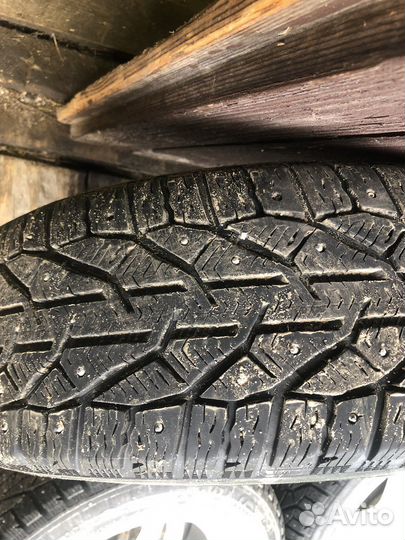 Amberstone 101 215/65 R16