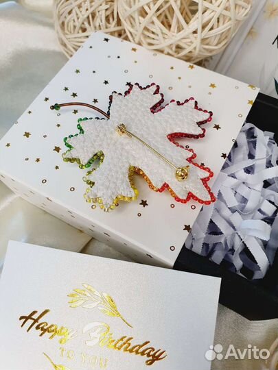 Брошь ручной работы из бисера осенний листик