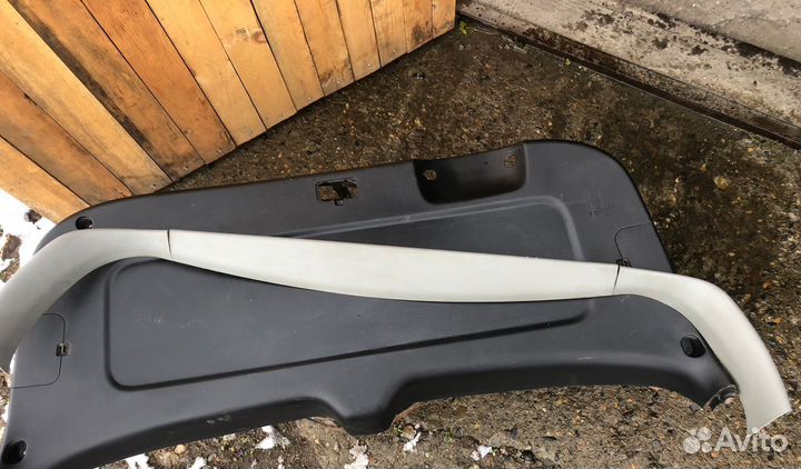 Обшивка двери багажника Kia sorento 2 хм