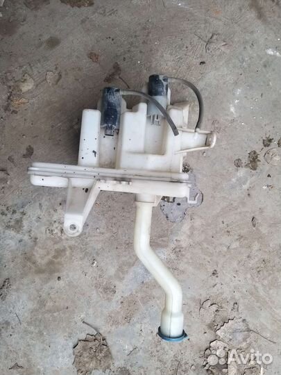 Бачек омывателя тойота аурис e150