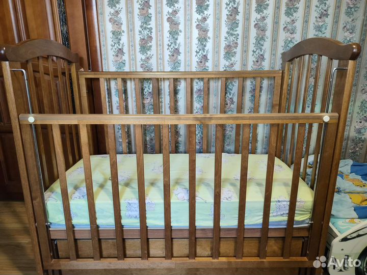 Детская кроватка с маятником и ящиком