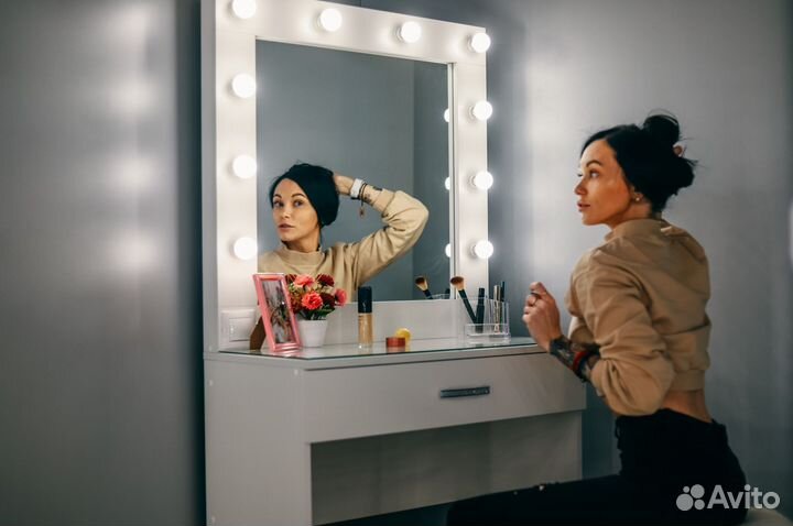 Трюмо с подсветкой / макияжный столик