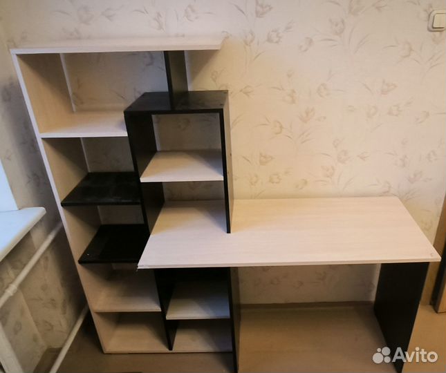 Компьютерный стол с полками