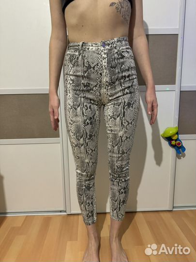 Джинсы зауженные