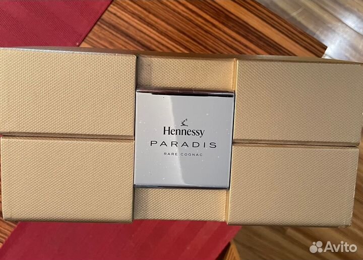 Бутылка с кейсом Hennessy Paradis rare