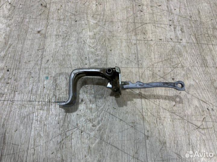 Ограничитель двери багажника Лада Ларгус 2012