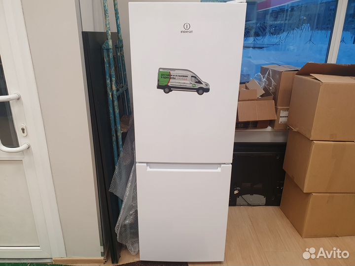 Холодильник с морозильником Indesit 270л / Новый