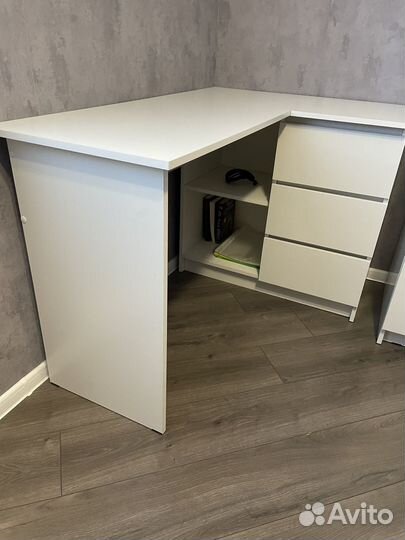 Угловой письменный стол