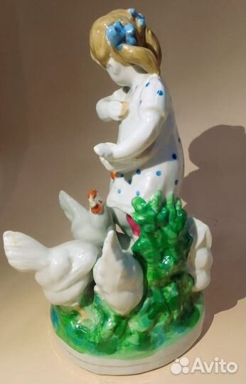 Юная птичница. Фарфоровая статуэтка