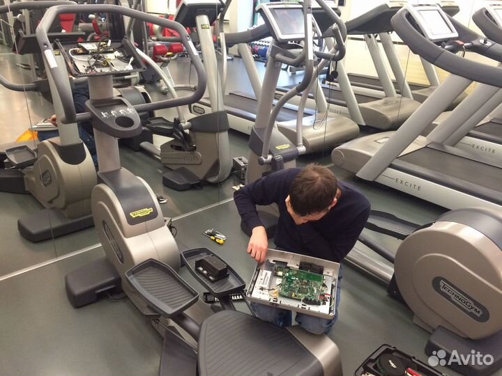 Ремонт беговой дорожки Technogym. Сборка