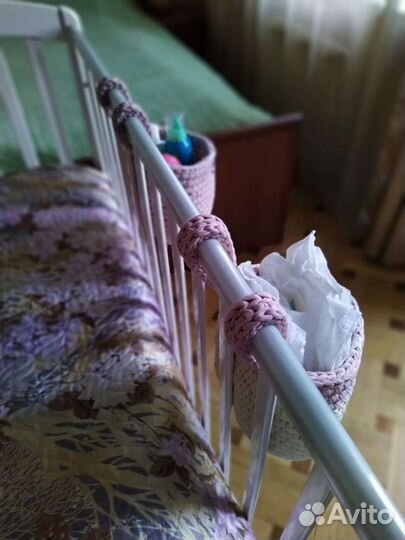 Вязаная корзина на кроватку или рейлинг