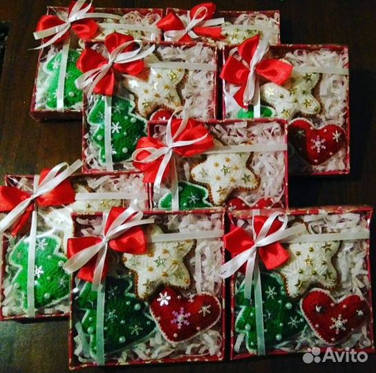 Вязаные елочные игрушки с декором