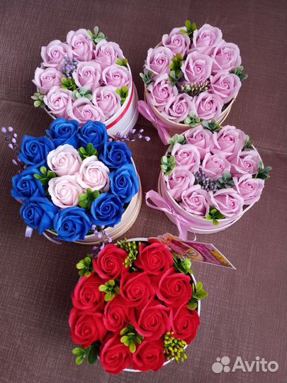 Подарок в шляпной коробке из мыльных роз