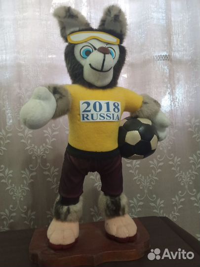 Волк-забивака на подставке