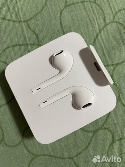 Продам наушники на айфон оригинал новые