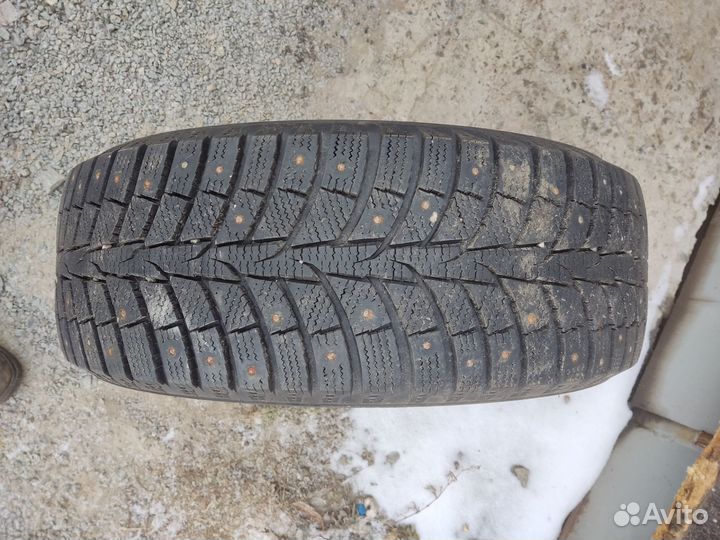 Продам одно зимнее колесо laufenn 215/55 R 17