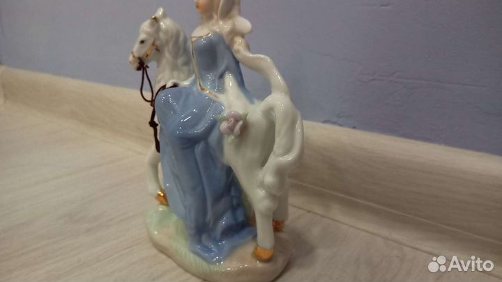 Статуэтка фарфор дама на лошади, собака