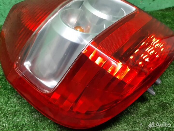 Фонарь задний наружный левый Honda Jazz 2004