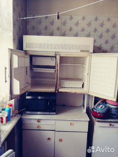 Холодильник советских времён в рабочем состоянии.Т