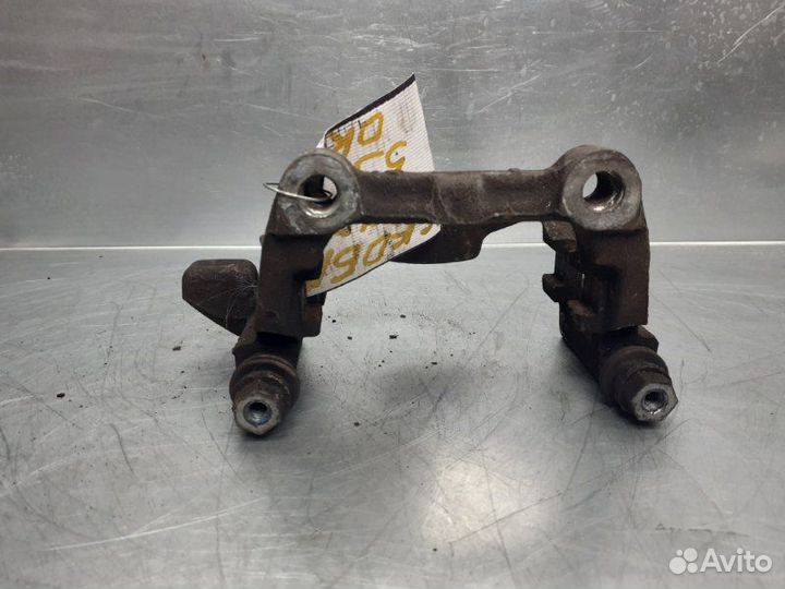 Скоба суппорта заднего левого Volkswagen Caddy Iii