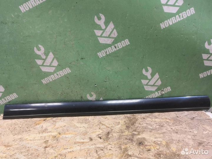 Молдинг передней правой двери Мерседес Бенз 210