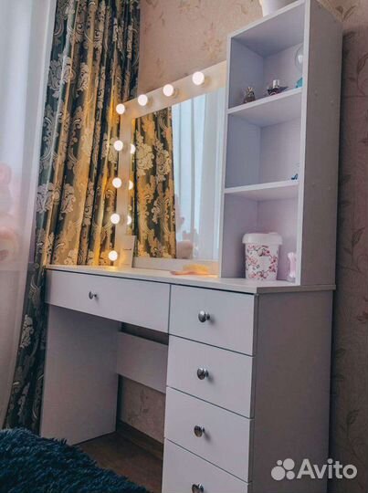 Макияжный столик, туалетный столик, гримерный стол