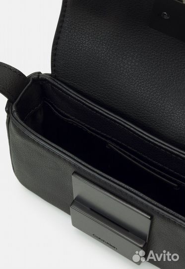 Сумка Calvin Klein iconic plaque camera BAG XS